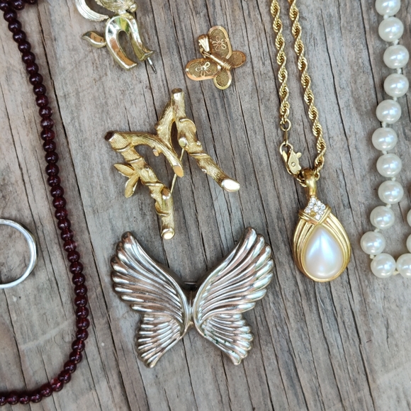 Large 35 piece vintage-now jewelry lot - Picture 4 of 16